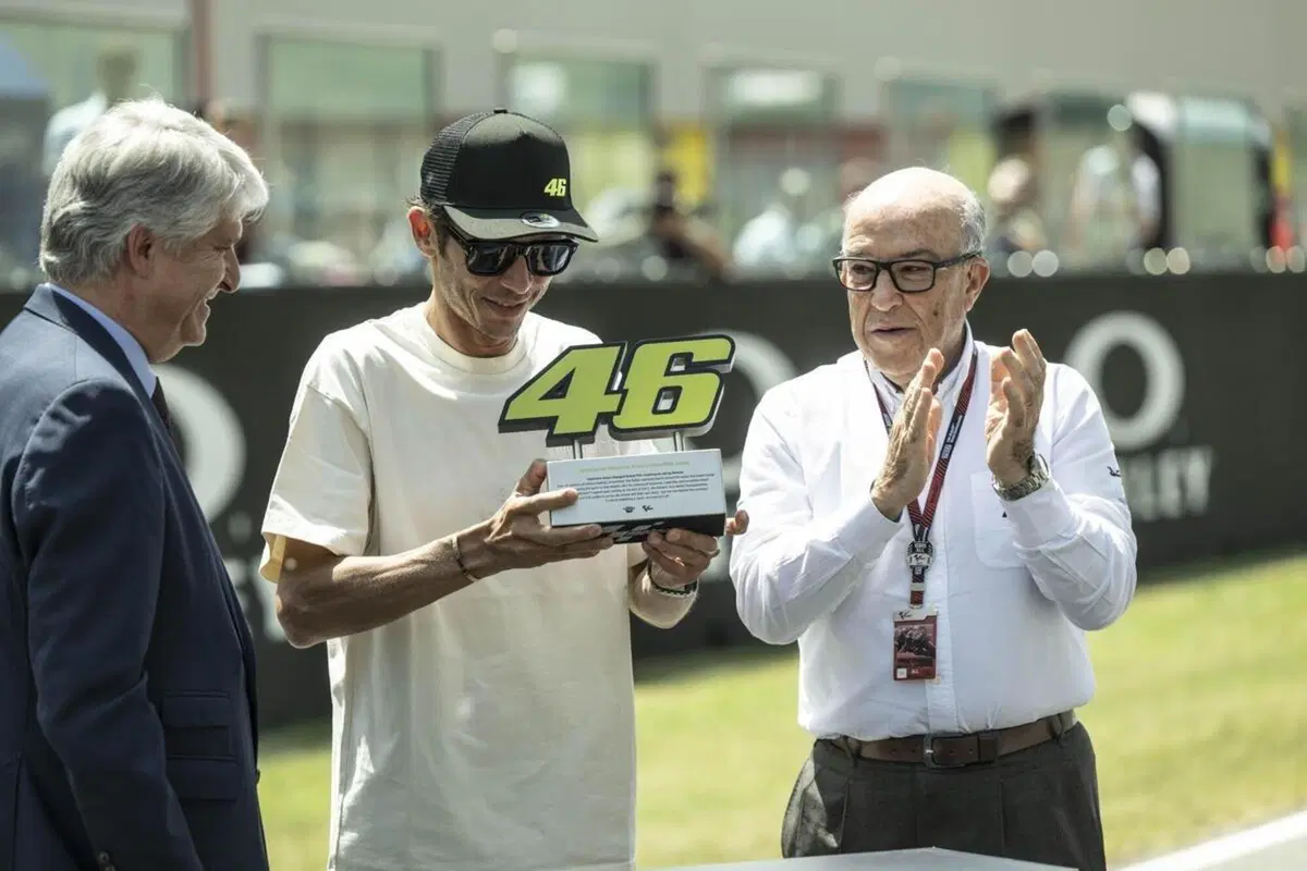 MotoGP 2022. GP d'Italia al Mugello. Ciao 46, ciao Valentino Rossi, ritirato il numero giallo tra cori da stadio: "Peccato"