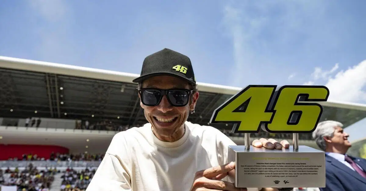 MotoGP 2022. GP d'Italia al Mugello. Ciao 46, ciao Valentino Rossi, ritirato il numero giallo tra cori da stadio: "&Egrave; un momento molto triste" [GALLERY]