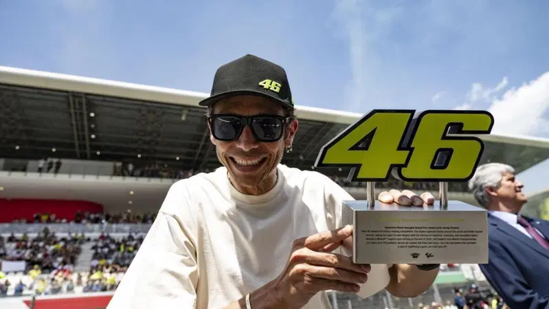 MotoGP 2022. GP d'Italia al Mugello. Ciao 46, ciao Valentino Rossi, ritirato il numero giallo tra cori da stadio: "&Egrave; un momento molto triste" [GALLERY]
