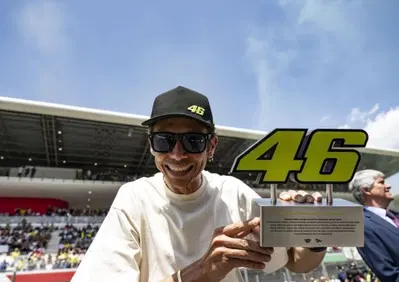 MotoGP 2022. GP d'Italia al Mugello. Ciao 46, ciao Valentino Rossi, ritirato il numero giallo tra cori da stadio: È un momento molto triste [GALLERY]