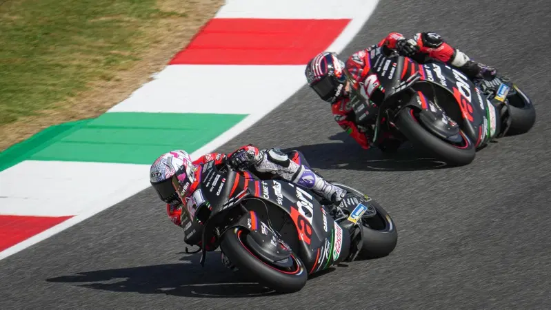 MotoGP 2022. GP d'Italia al Mugello, nel warm up doppietta Aprilia con Aleix Espargaro e Maverick Vinales