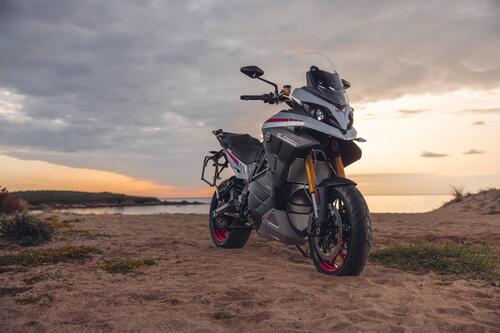 Energica svela Experia: è la vera alternativa elettrica per viaggiare? (3)