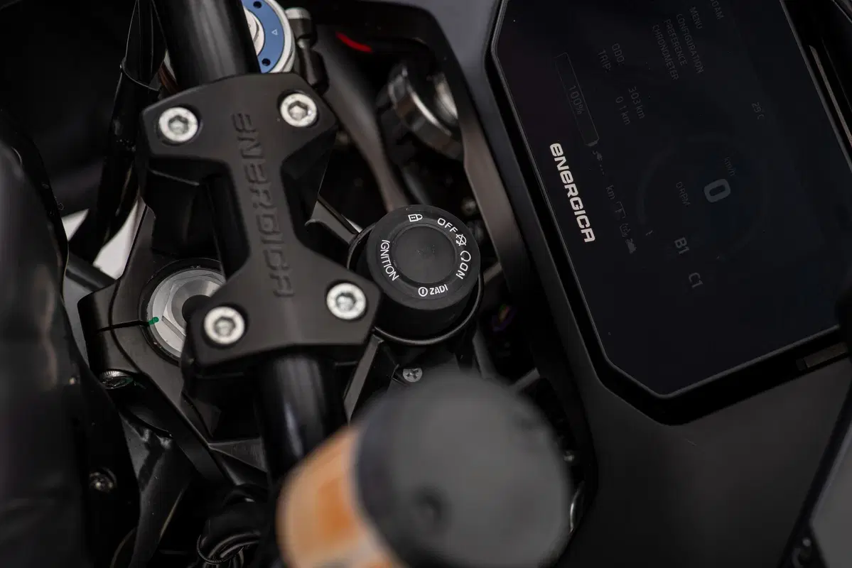 Energica svela Experia: è la vera alternativa elettrica per viaggiare? (10)