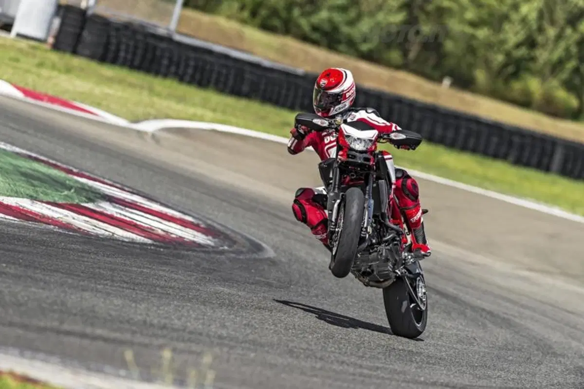 WDW 2014: Bayliss e Checa tengono a battesimo la Ducati Hypermotard SP 2015! (4)
