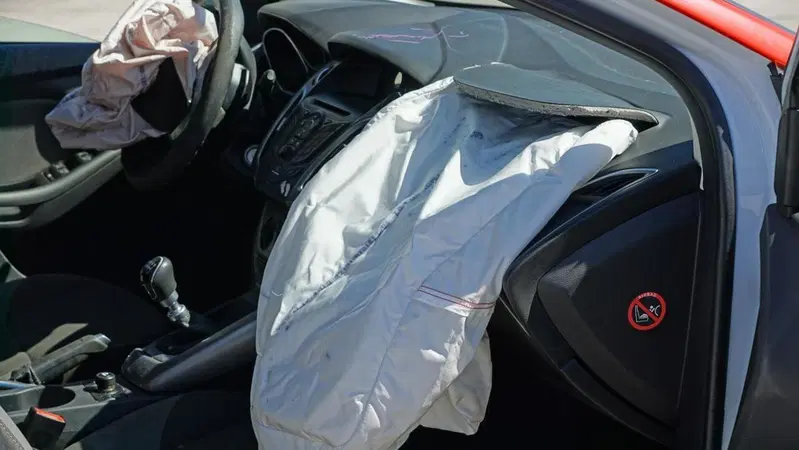 Terrore: tre automobilisti su quattro usano lo smartphone alla guida (e ce ne siamo accorti tutti...)