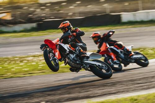 KTM 450 SMR 2023. Supermotard da impennate e traversi infiniti