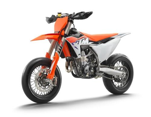 KTM 450 SMR 2023. Supermotard da impennate e traversi infiniti (2)