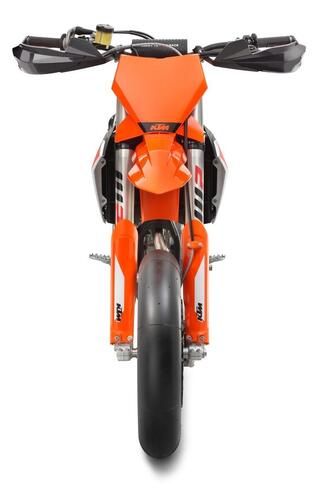 KTM 450 SMR 2023. Supermotard da impennate e traversi infiniti (4)