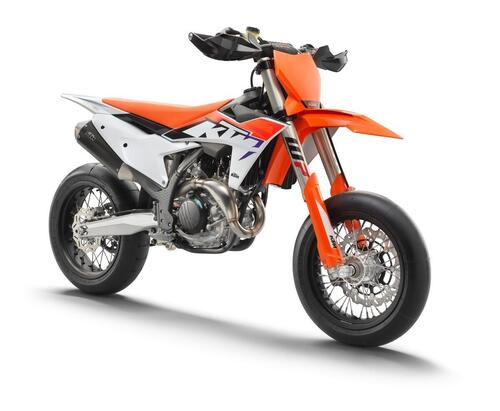 KTM 450 SMR 2023. Supermotard da impennate e traversi infiniti (3)