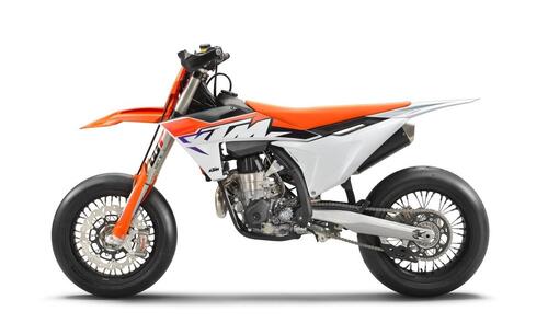 KTM 450 SMR 2023. Supermotard da impennate e traversi infiniti (5)