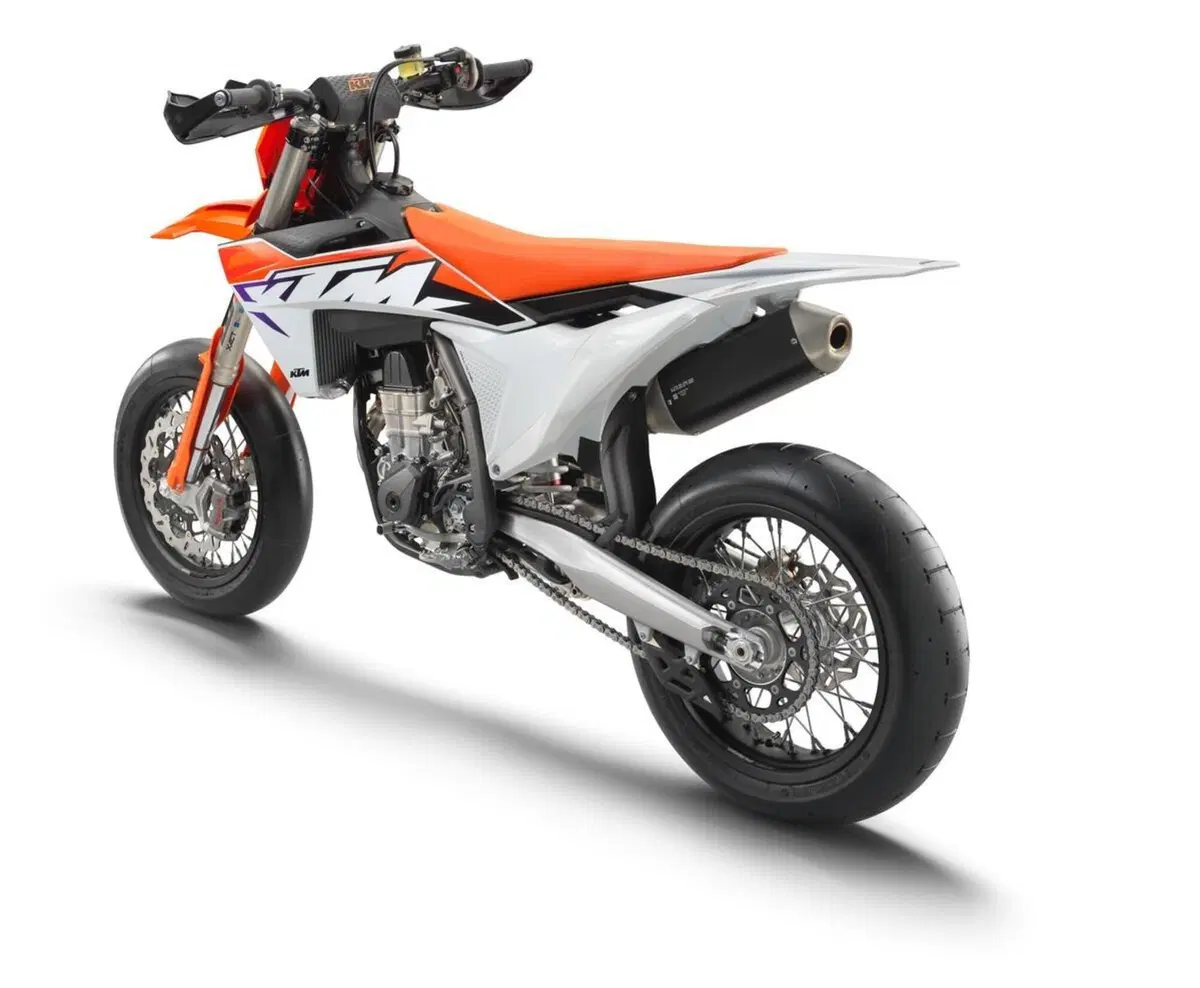 KTM 450 SMR 2023. Supermotard da impennate e traversi infiniti (6)