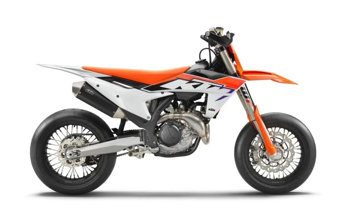 KTM 450 SMR 2023. Supermotard da impennate e traversi infiniti (7)