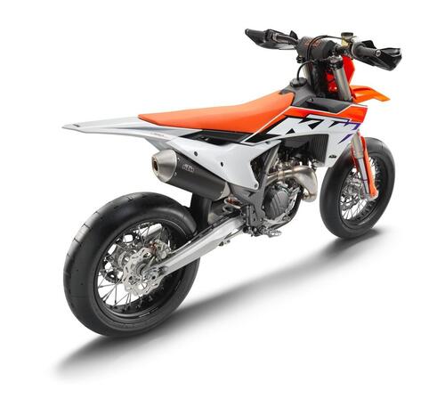 KTM 450 SMR 2023. Supermotard da impennate e traversi infiniti (9)