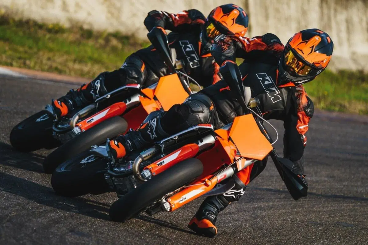 KTM 450 SMR 2023. Supermotard da impennate e traversi infiniti (17)