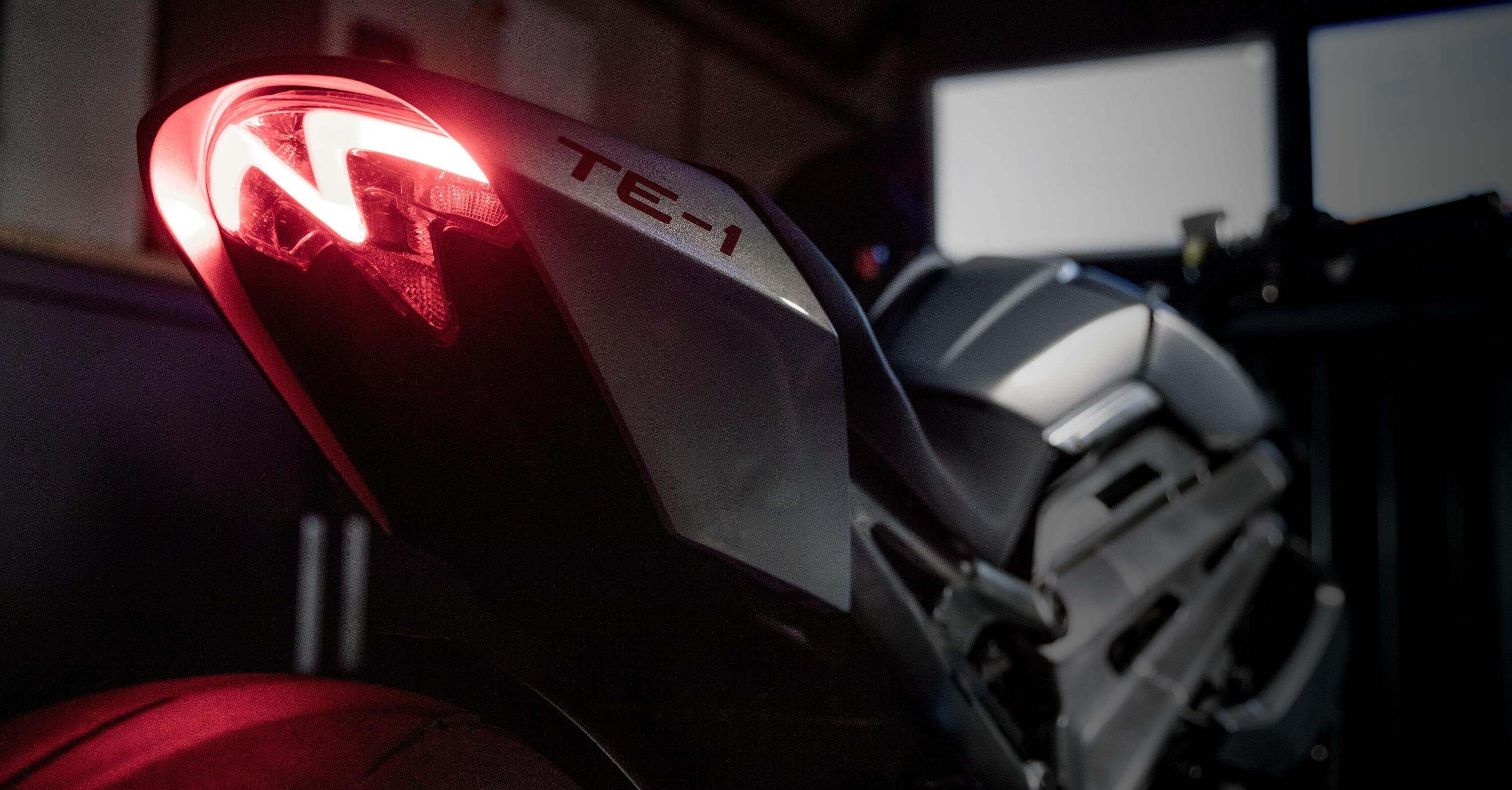 La moto elettrica TE-1 &egrave; su strada, ma Triumph non scuce ancora i dettagli