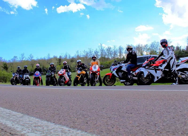 Un gruppo di motociclisti sotto Castel San Gimignano in quello che viene chiamato "Il Pistino" (foto di Umberto Agostini)