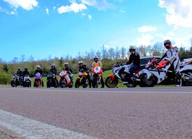 Un gruppo di motociclisti sotto Castel San Gimignano in quello che viene chiamato Il Pistino (foto di Umberto Agostini)