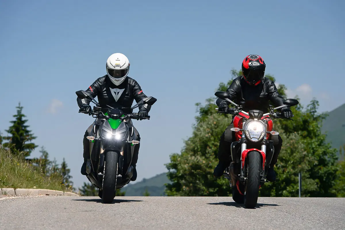 Ducati Monster 1200 vs Kawasaki Z1000 2014 (2)