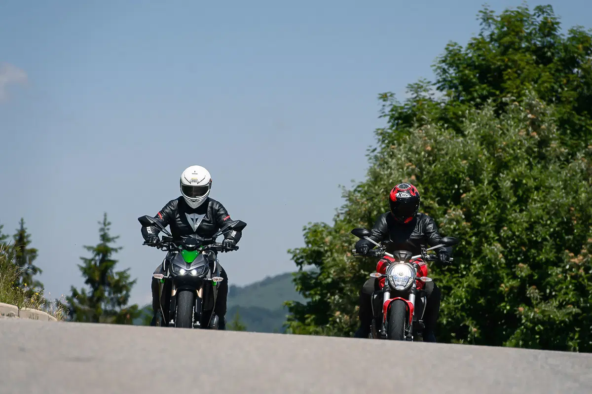 Ducati Monster 1200 vs Kawasaki Z1000 2014 (3)