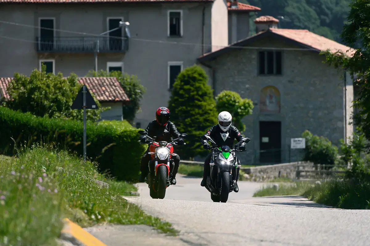 Ducati Monster 1200 vs Kawasaki Z1000 2014 (5)