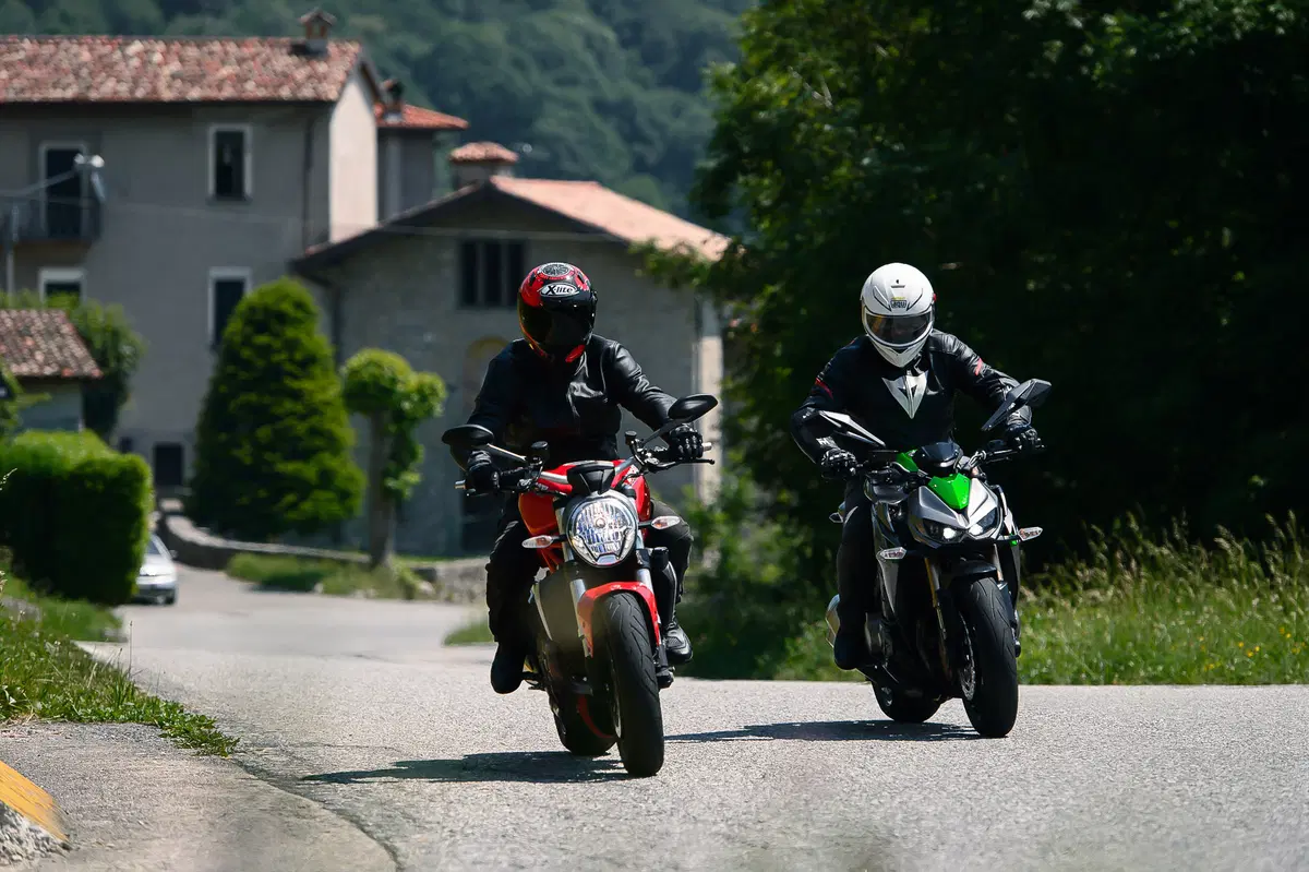 Ducati Monster 1200 vs Kawasaki Z1000 2014 (6)