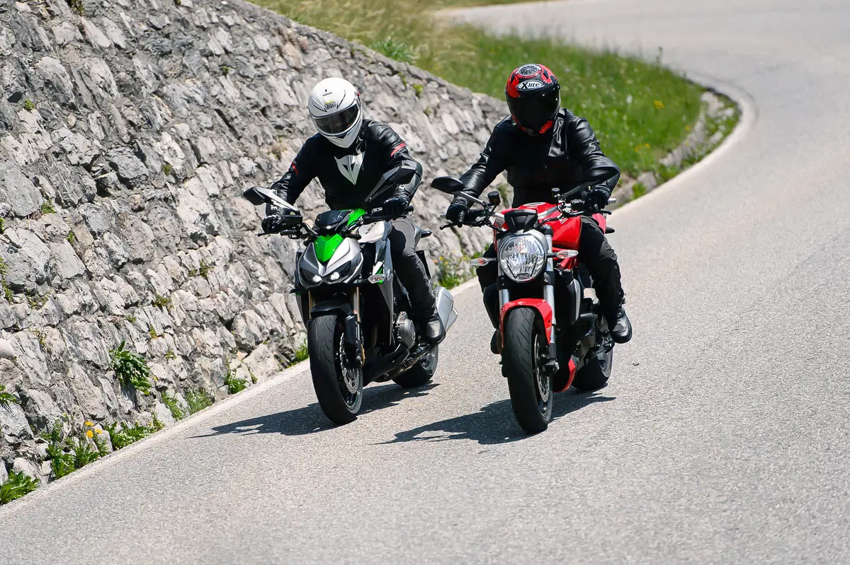 Ducati Monster 1200 vs Kawasaki Z1000 2014 (7)