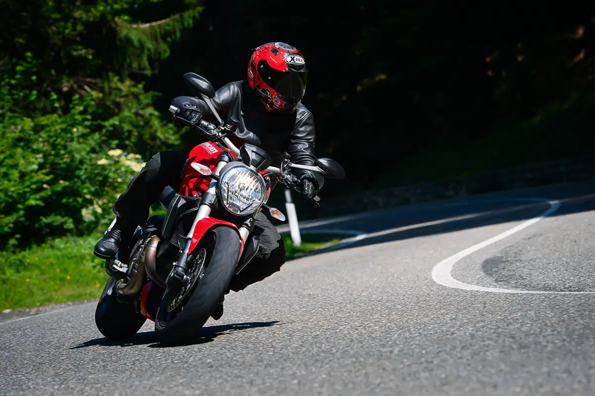 Ducati Monster 1200 vs Kawasaki Z1000 2014 (8)