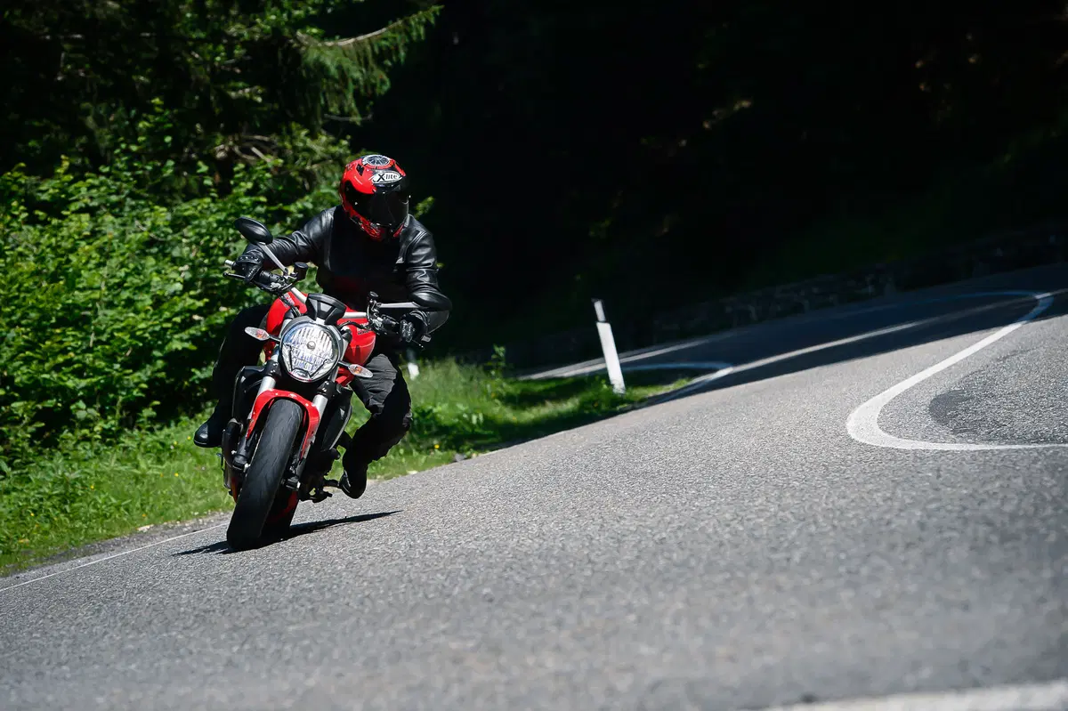 Ducati Monster 1200 vs Kawasaki Z1000 2014 (9)