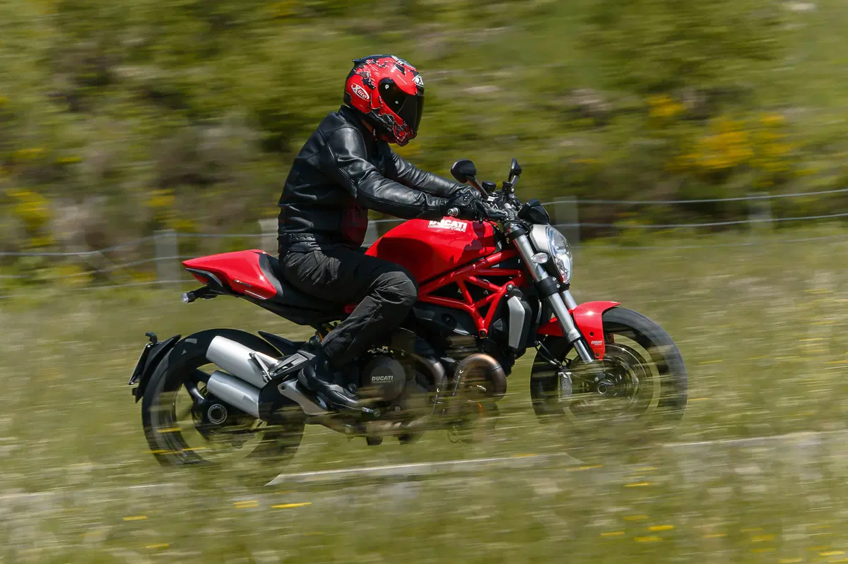 Ducati Monster 1200 vs Kawasaki Z1000 2014 (10)