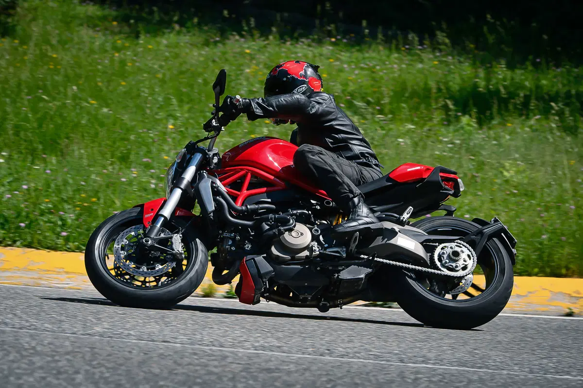 Ducati Monster 1200 vs Kawasaki Z1000 2014 (11)