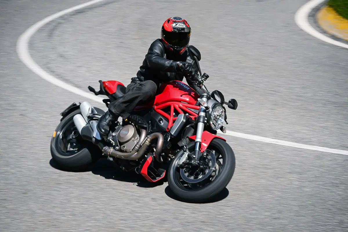 Ducati Monster 1200 vs Kawasaki Z1000 2014 (12)