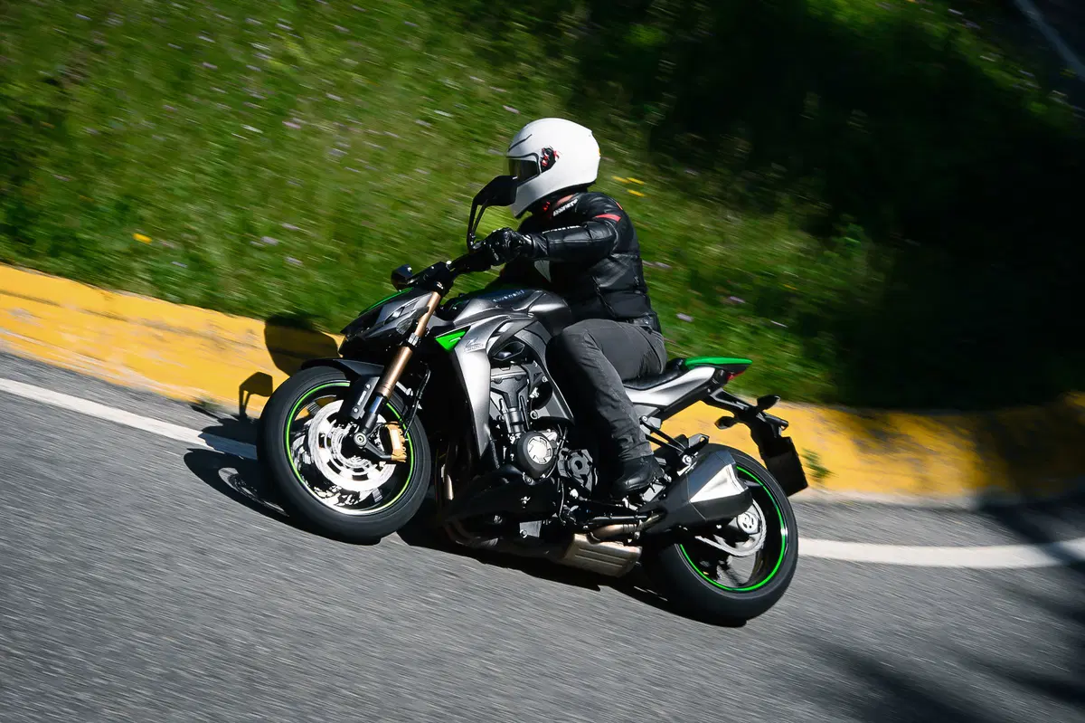 Ducati Monster 1200 vs Kawasaki Z1000 2014 (14)