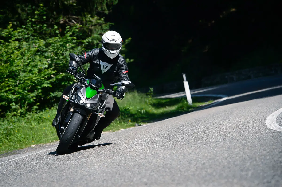 Ducati Monster 1200 vs Kawasaki Z1000 2014 (15)