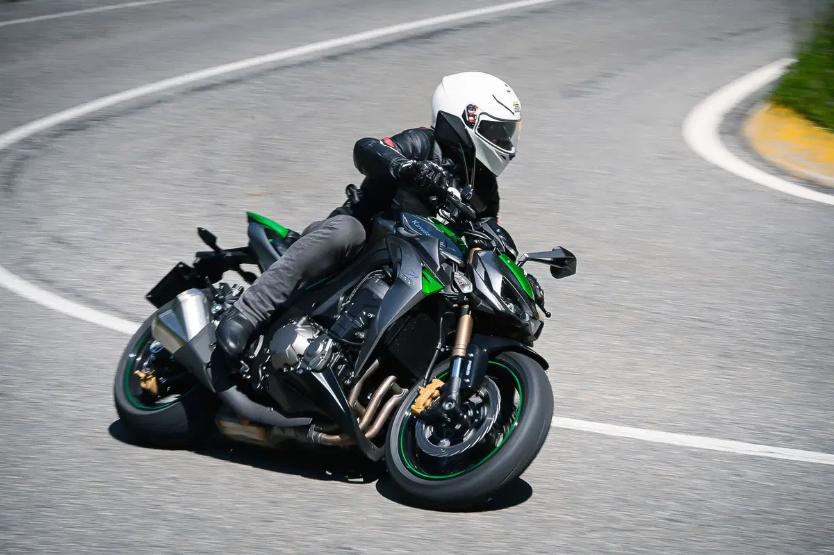 Ducati Monster 1200 vs Kawasaki Z1000 2014 (16)
