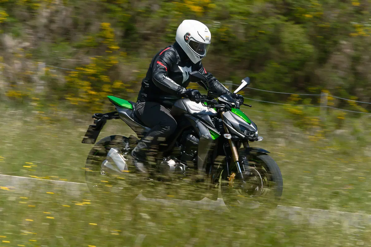 Ducati Monster 1200 vs Kawasaki Z1000 2014 (17)