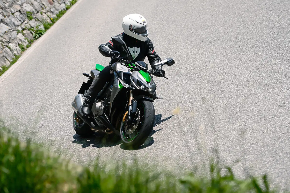 Ducati Monster 1200 vs Kawasaki Z1000 2014 (19)