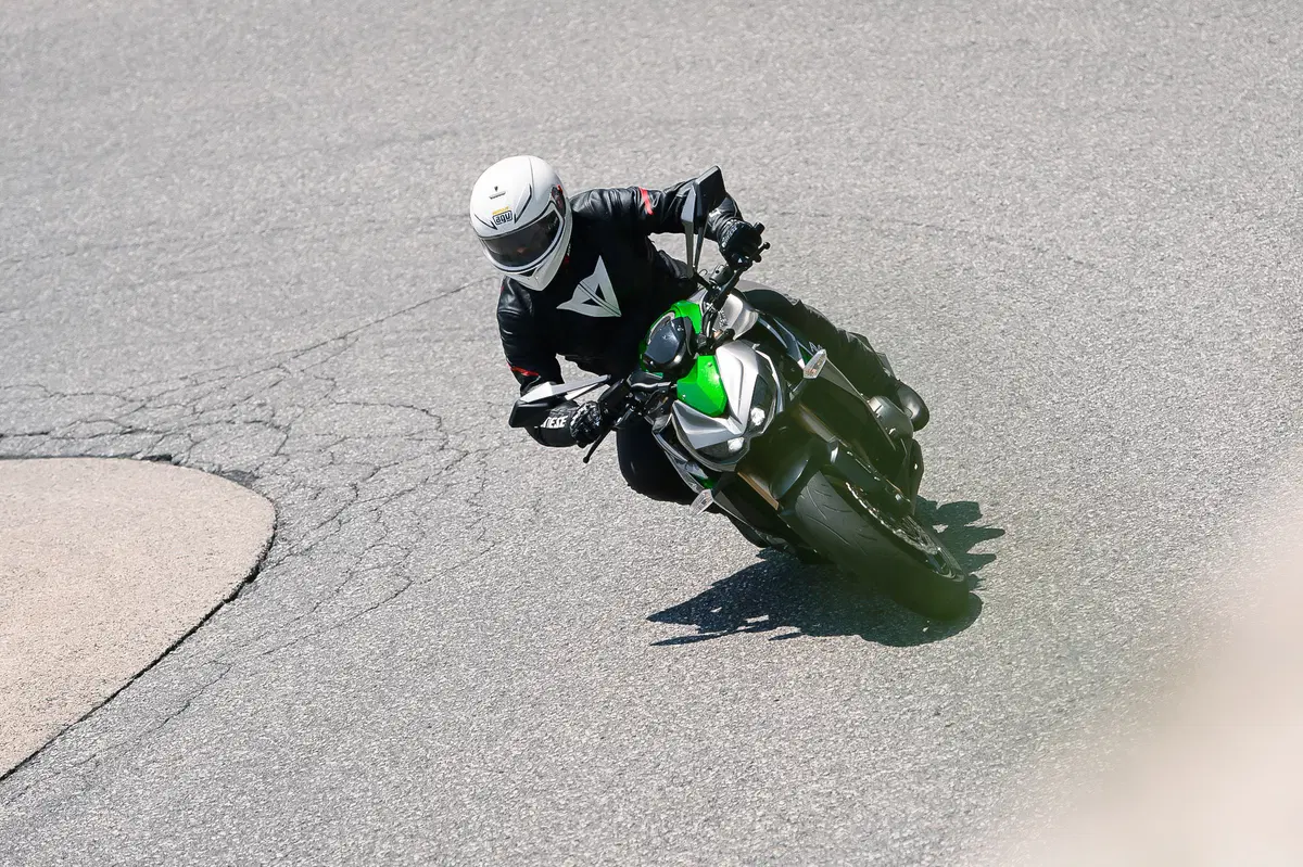 Ducati Monster 1200 vs Kawasaki Z1000 2014 (18)