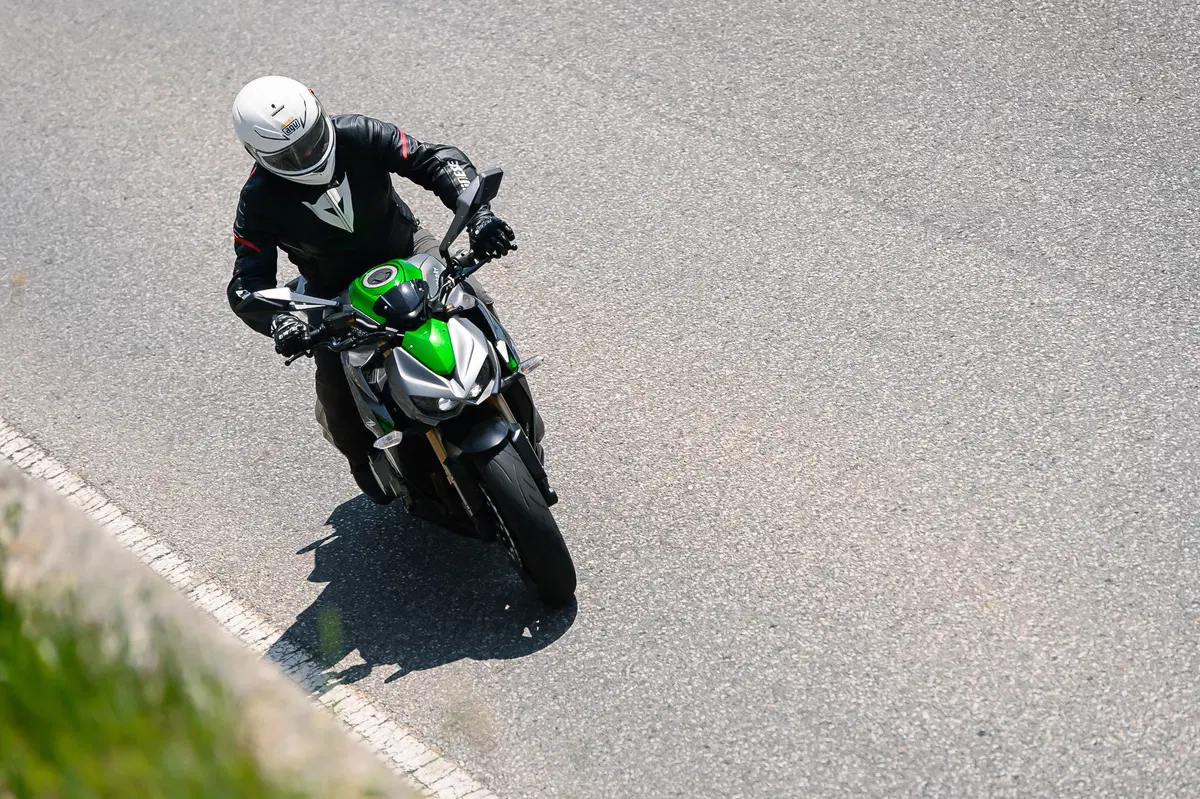 Ducati Monster 1200 vs Kawasaki Z1000 2014 (20)