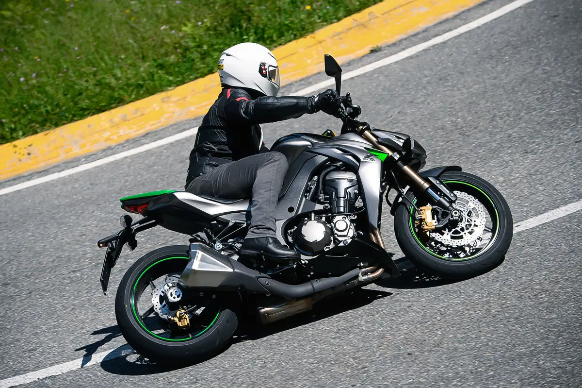Ducati Monster 1200 vs Kawasaki Z1000 2014 (21)