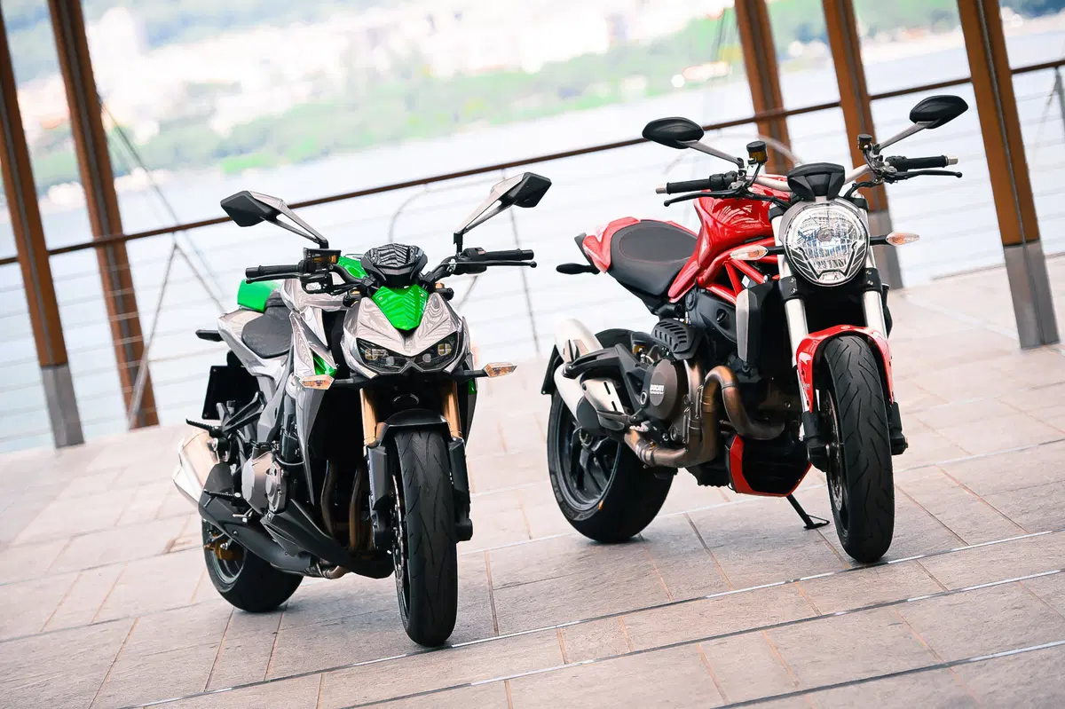 Ducati Monster 1200 vs Kawasaki Z1000 2014 (26)