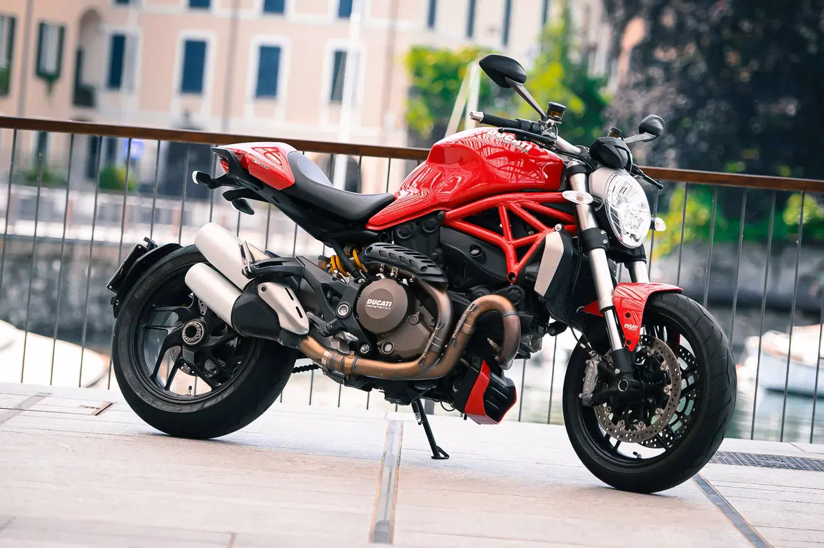 Ducati Monster 1200 vs Kawasaki Z1000 2014 (30)