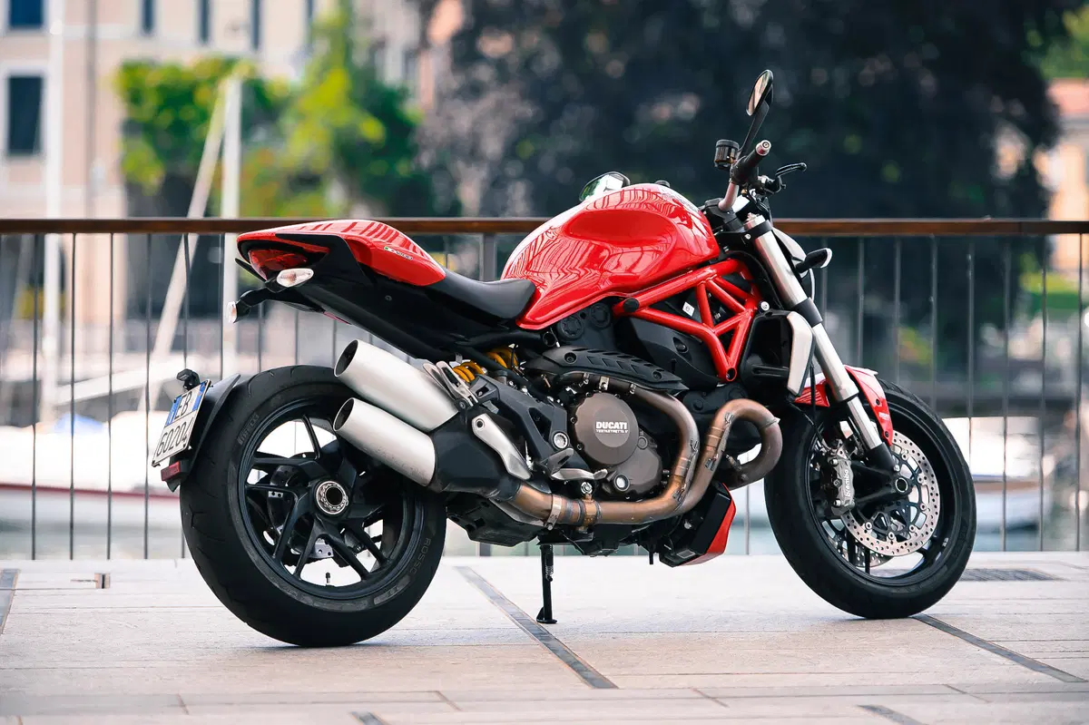 Ducati Monster 1200 vs Kawasaki Z1000 2014 (31)