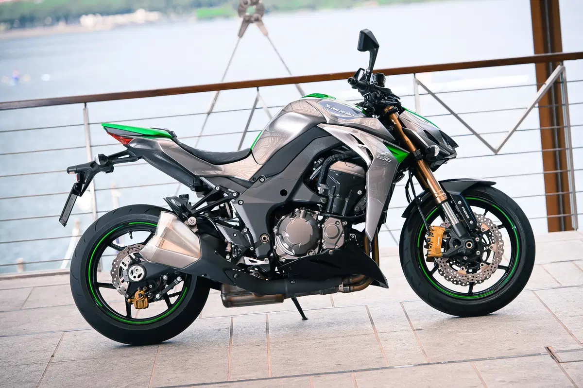 Ducati Monster 1200 vs Kawasaki Z1000 2014 (33)