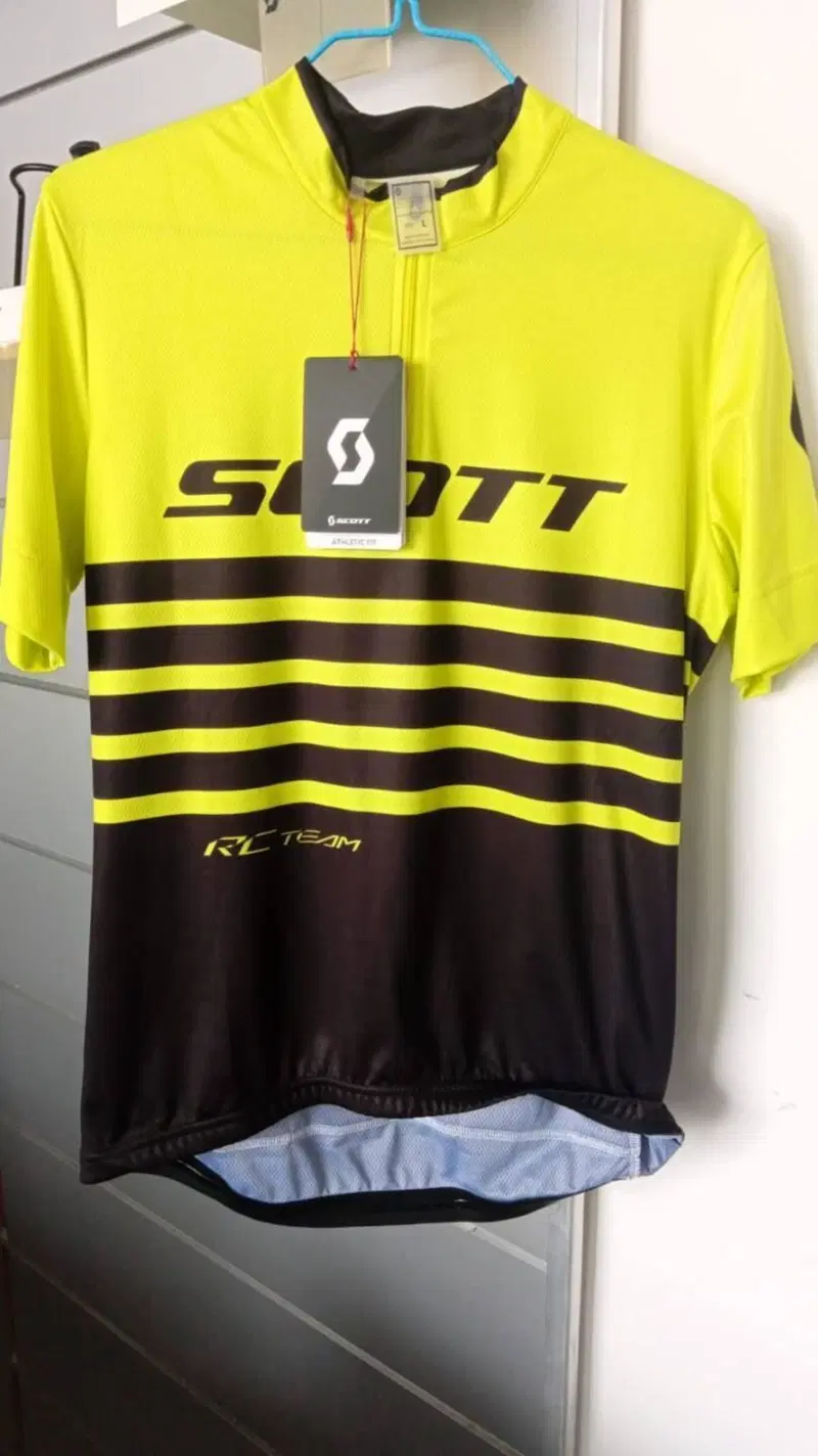 MAGLIA SCOTT CON ZIP E MEZZE MANICHE. CODICE 27528