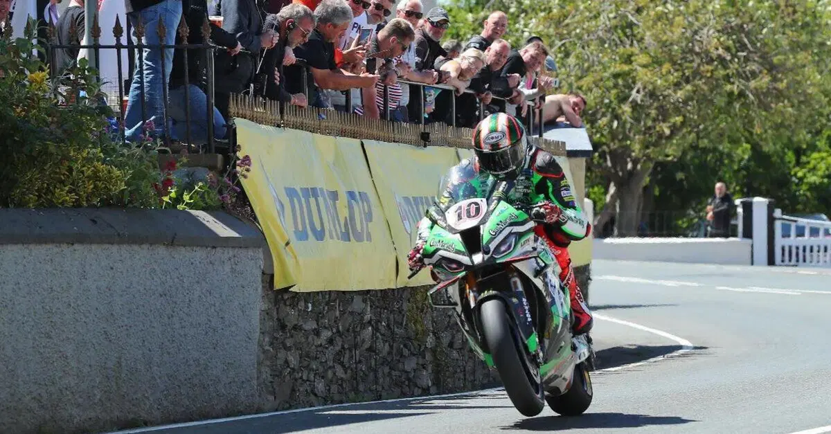 Tourist Trophy 2022: Hickman domina la Superbike. Incidente mortale nei Sidecar [AGGIORNATO]
