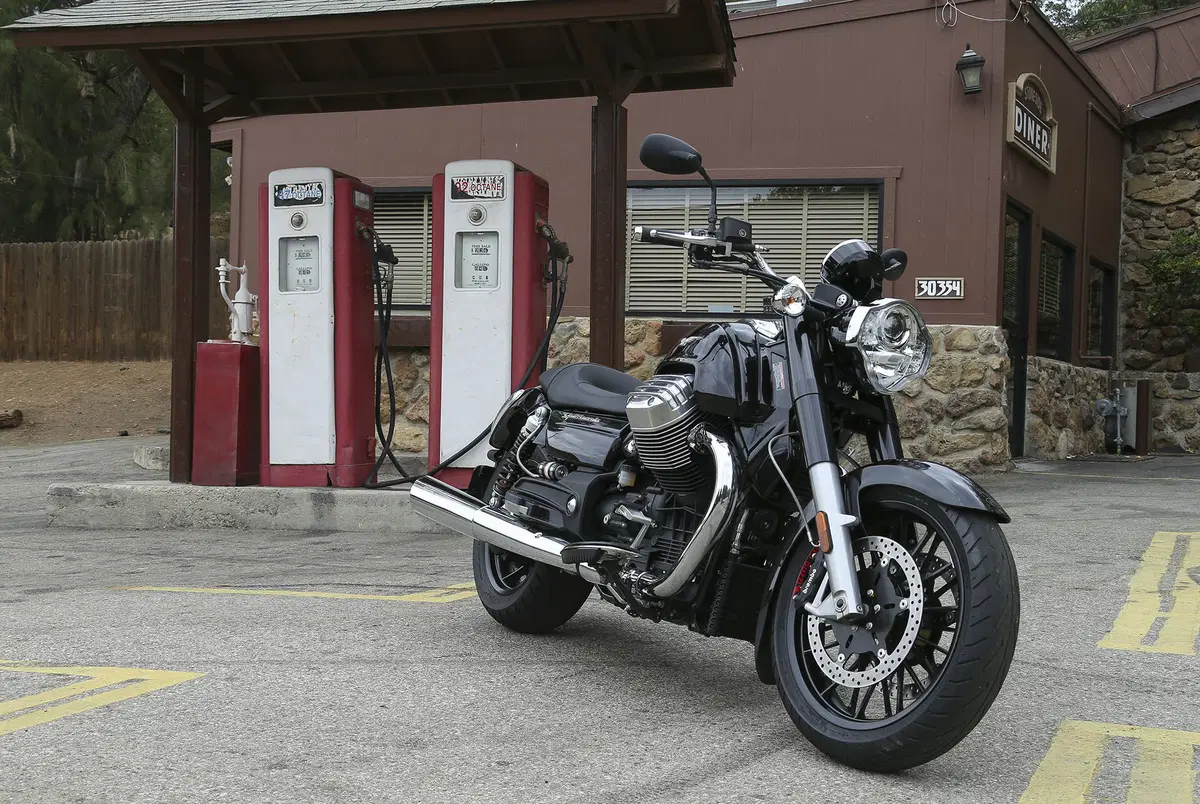 Moto Guzzi California 1400 Touring Custom (25)