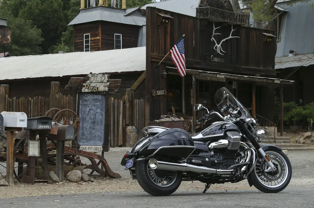 Moto Guzzi California 1400 Touring Custom (46)