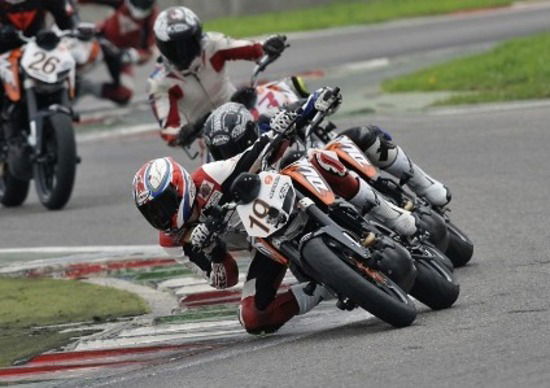 KTM Duke 200 Trophy. Costantino vince a Franciacorta