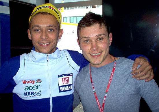 Mauro e Valentino nel paddock della MotoGP.  Quando lo incontro - spiega Mauro - mi sento quasi un po' a disagio, perché non ho mai avuto occasione di parlargli veramente del mio progetto