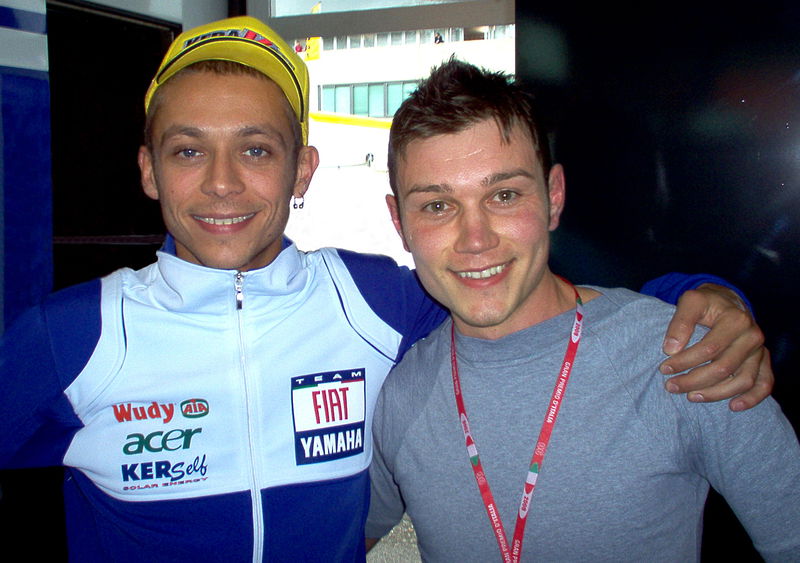 Mauro e Valentino nel paddock della MotoGP.  &quot;Quando lo incontro - spiega Mauro - mi sento quasi un po&#039; a disagio, perch&eacute; non ho mai avuto occasione di parlargli veramente del mio progetto&quot;